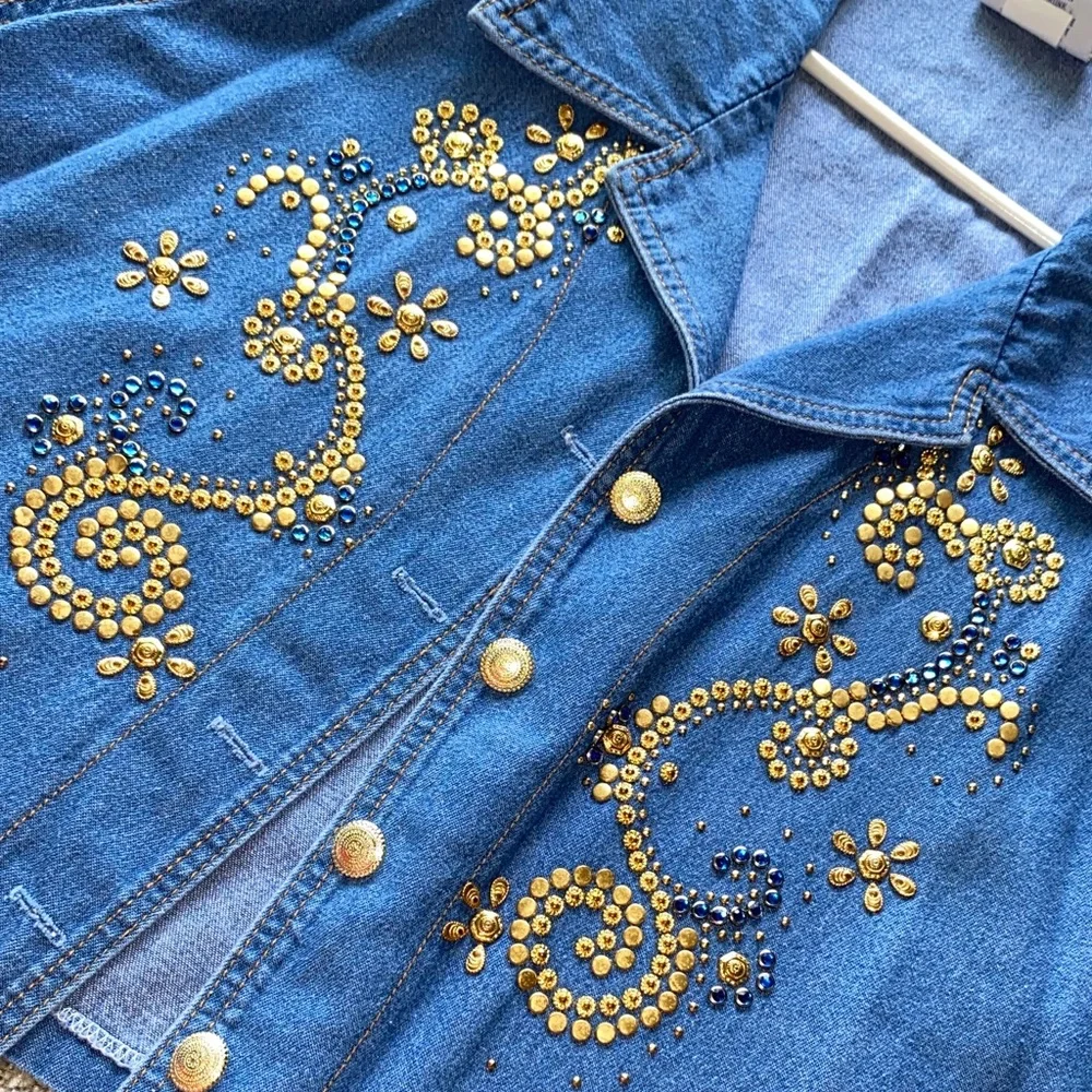 💙Blue Denim Button-Front Shirt with Gold Embellishments E - Picture 3 of 3